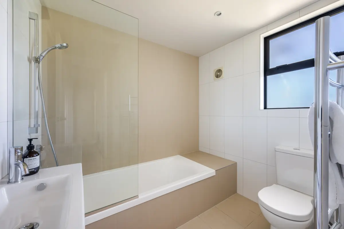 Main Bathroom with Bath Tub 