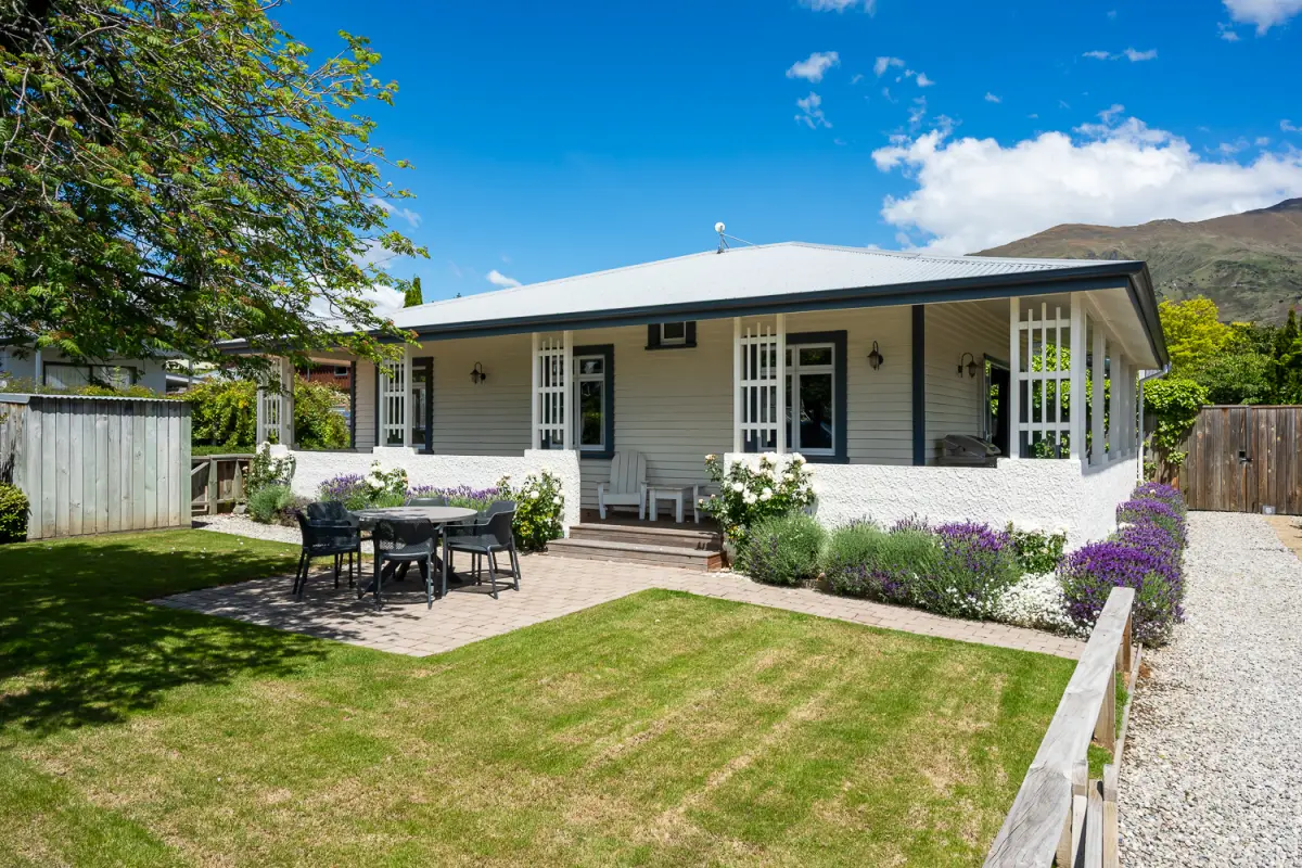 Front Exterior Overview with Outside Area