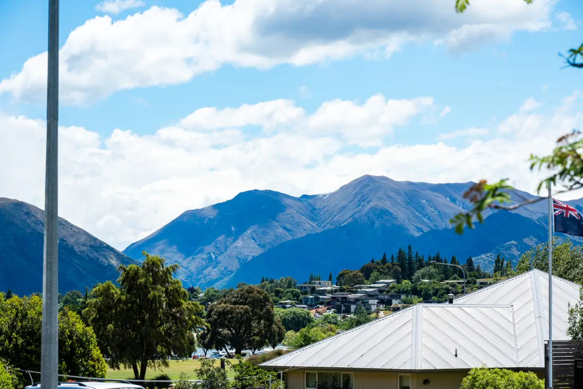 Stunning Mountain Views with Glimpses of Lake Wānaka 