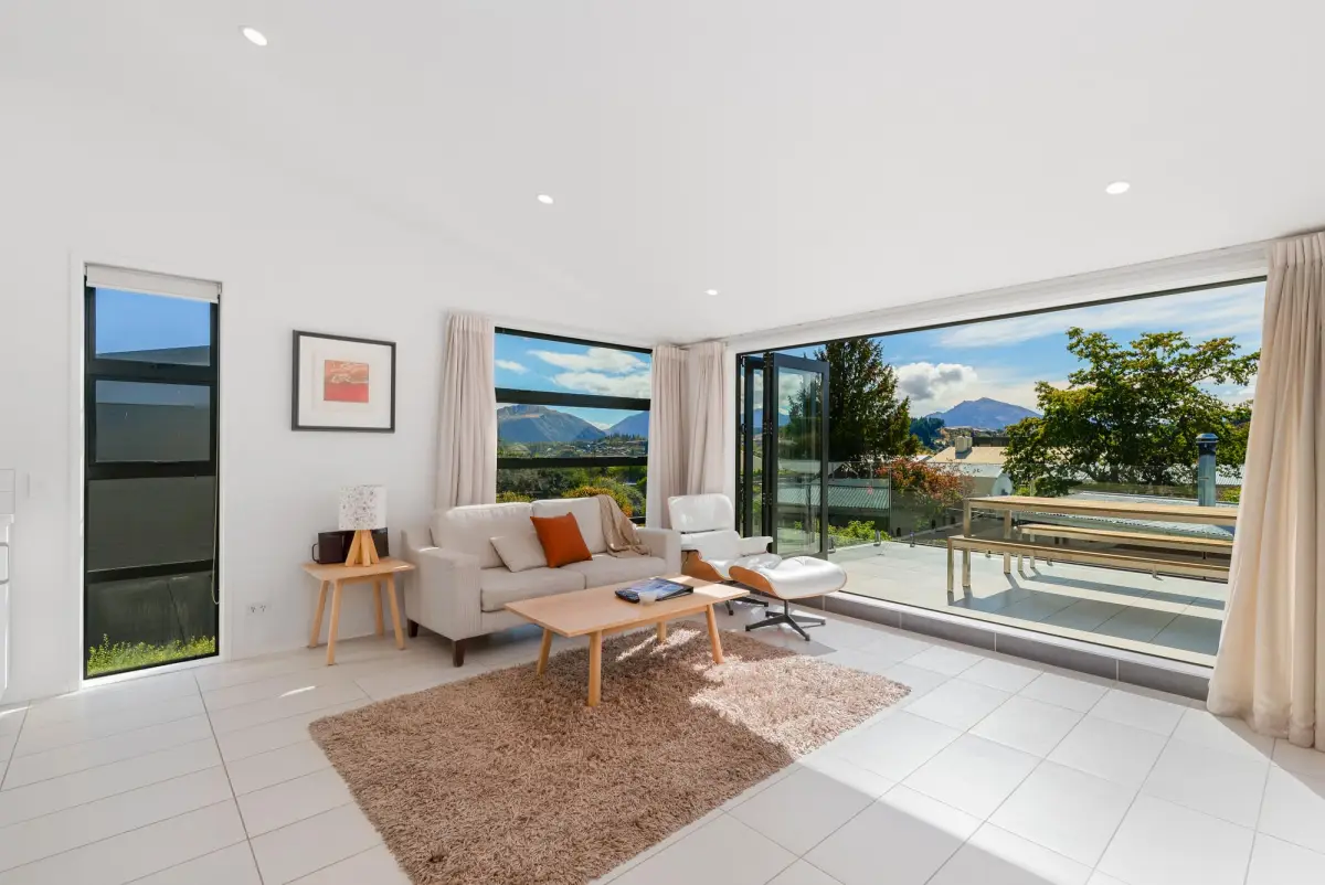 Lounge Area with Outdoor Dining 