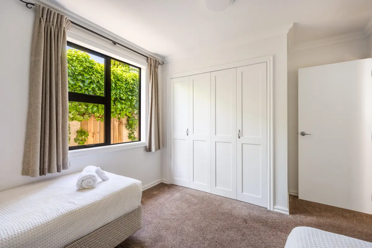 Spacious Twin Room with Walk-In Wardrobe 