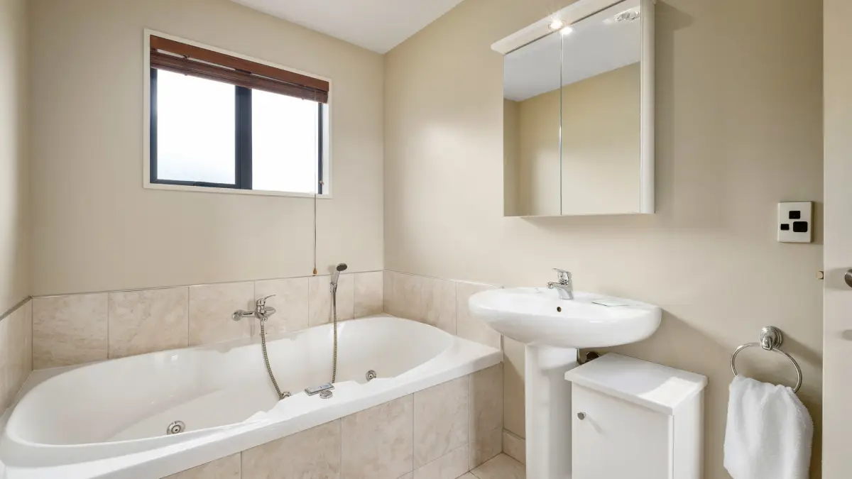Main Bathroom with Bath Tub 