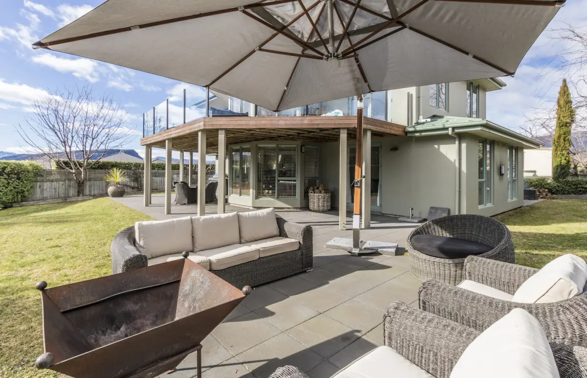 Outdoor Fire Place & Lounge Area 