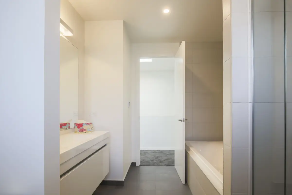 Main Bathroom with Bath Tub 