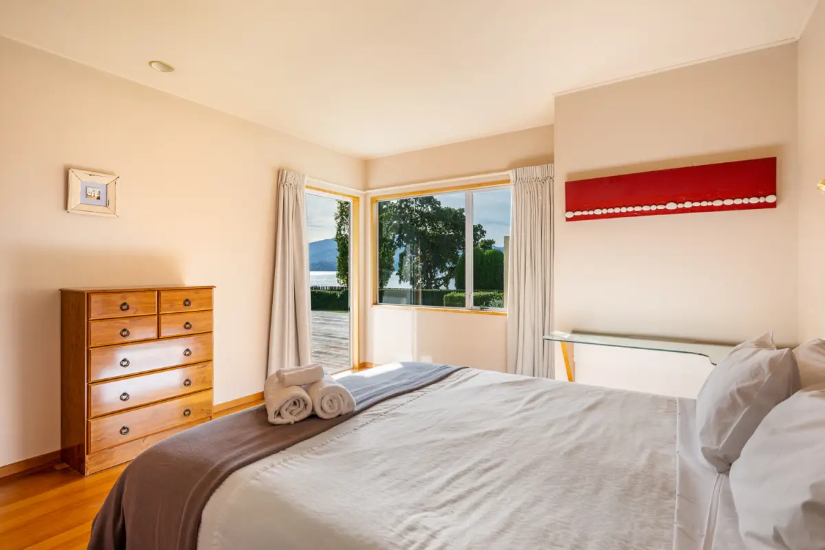 Queen room, with lake views