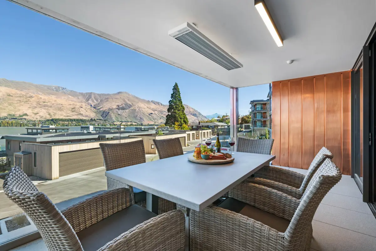 Outdoor Dining with Mountain Outlook