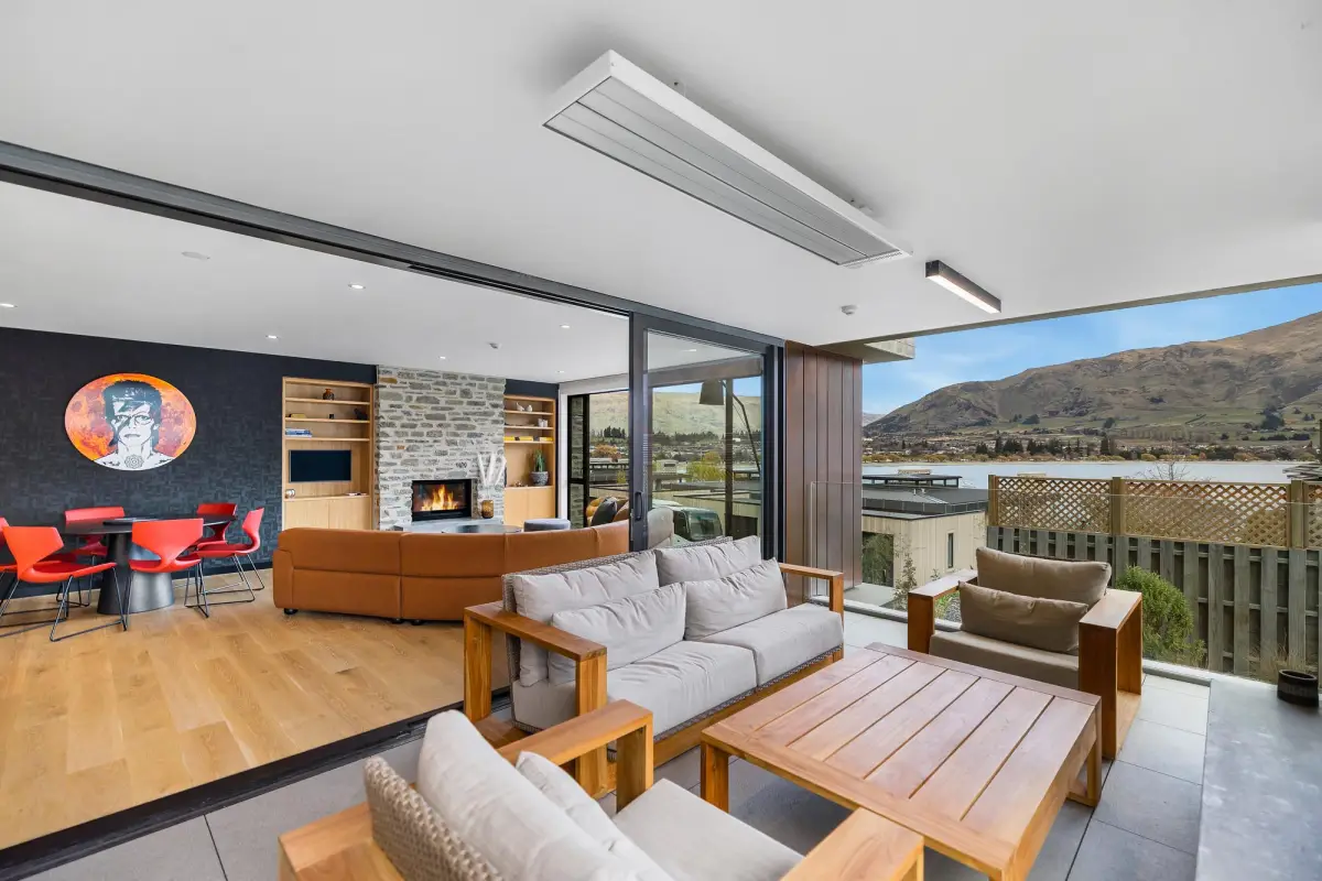 Outdoor Balcony with Stunning Views of Lake Wānaka 