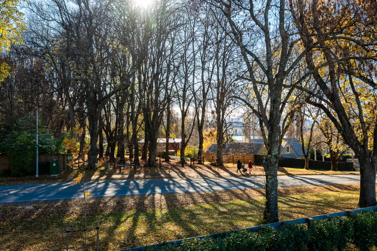 Stunning Outlook with Glimpses of Lake Wānaka 