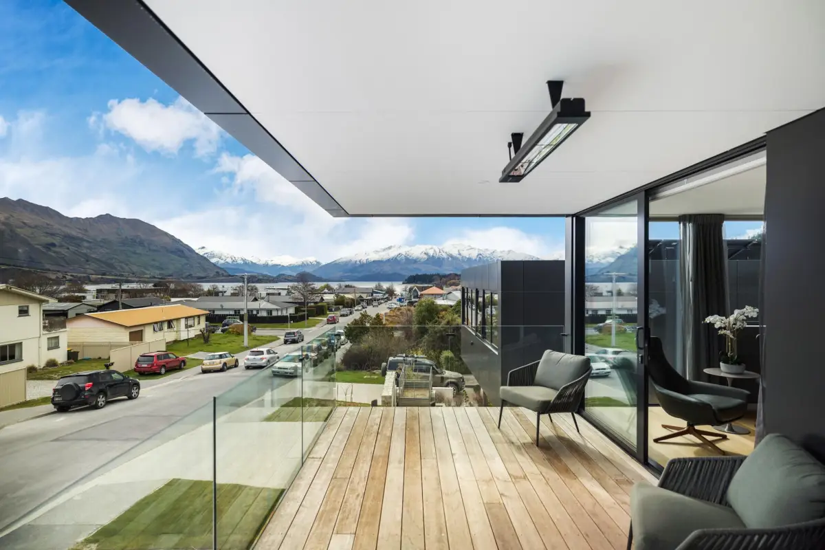 Balcony with Stunning Views of Lake Wānaka 