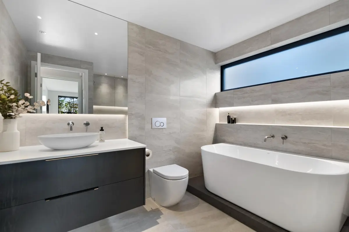 Modern Bathroom with Large Bath Tub