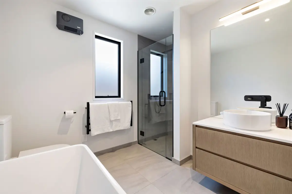 Modern Main Bathroom with Bath Tub