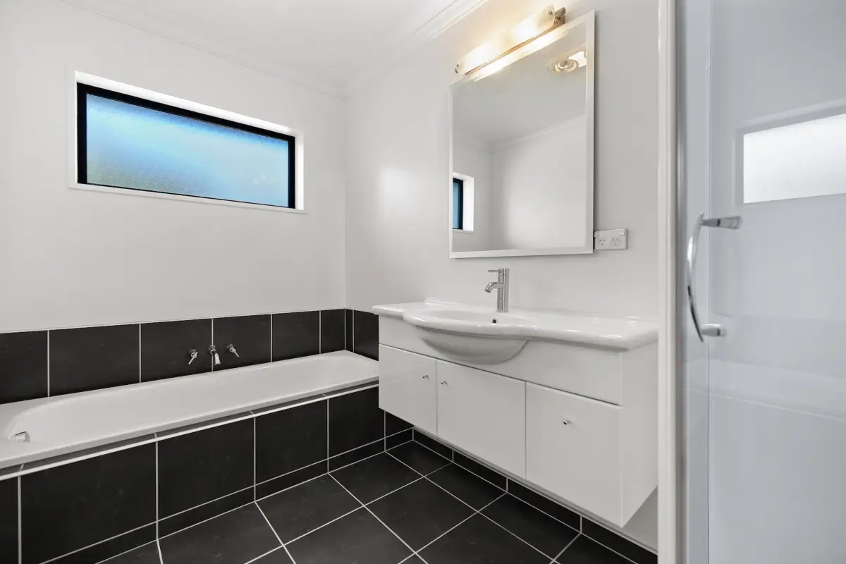 Modern Bathroom with Bath Tub 