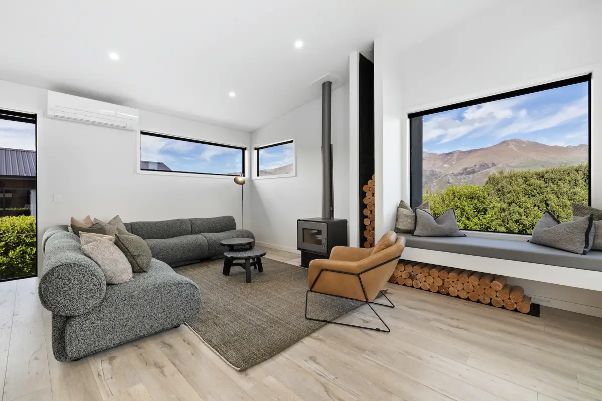 Relaxed Living with Scenic Outlook