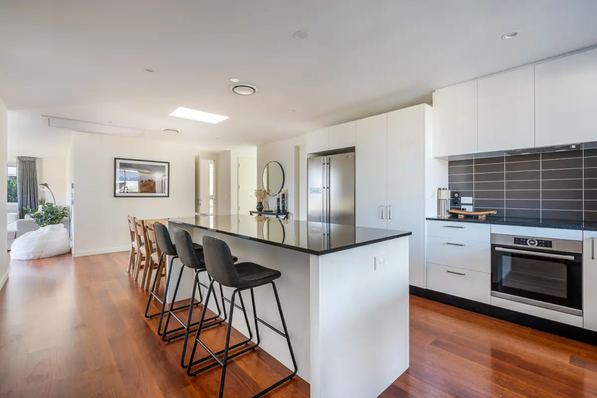 Kitchen Island & Bar Seating
