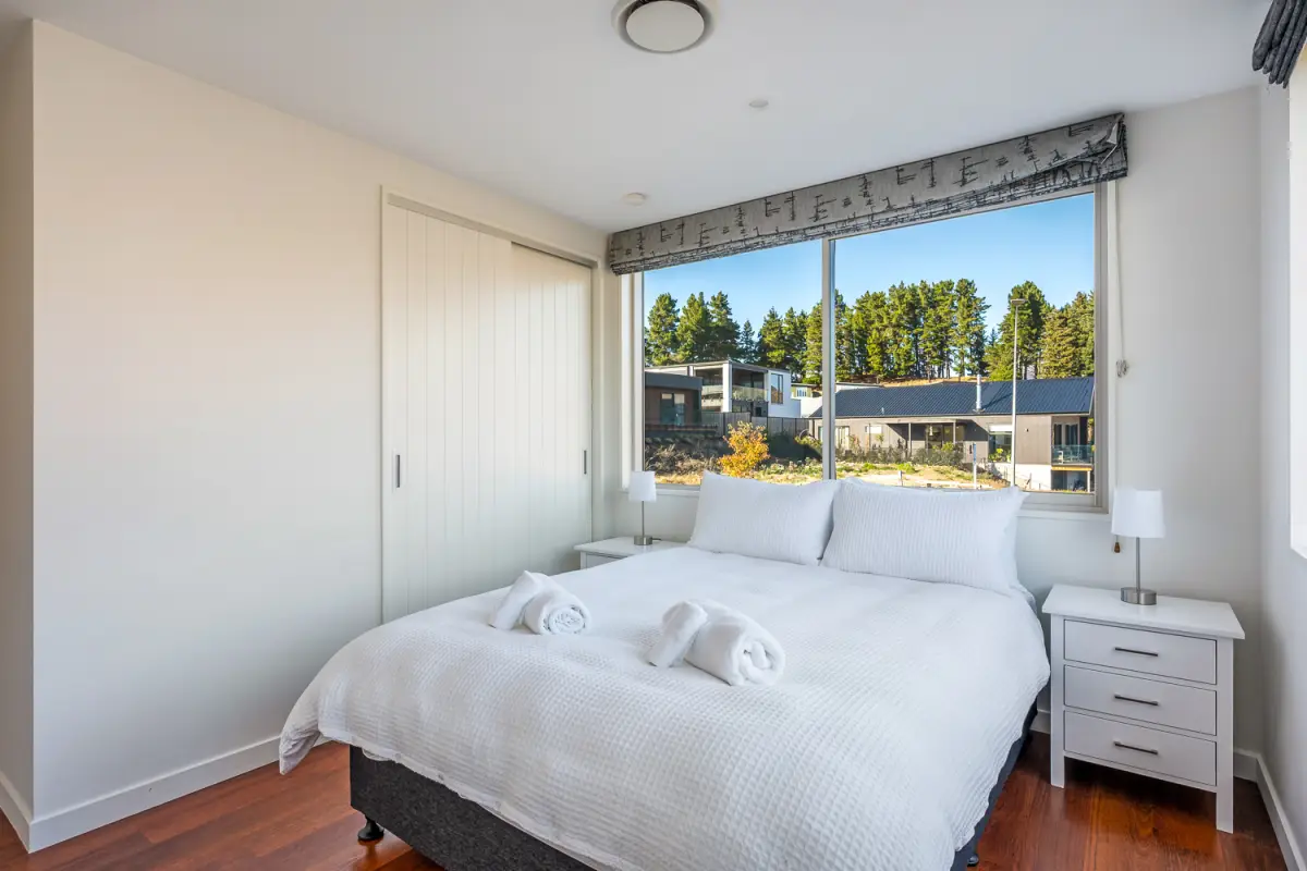 Guest Room with Built-In Wardrobe 