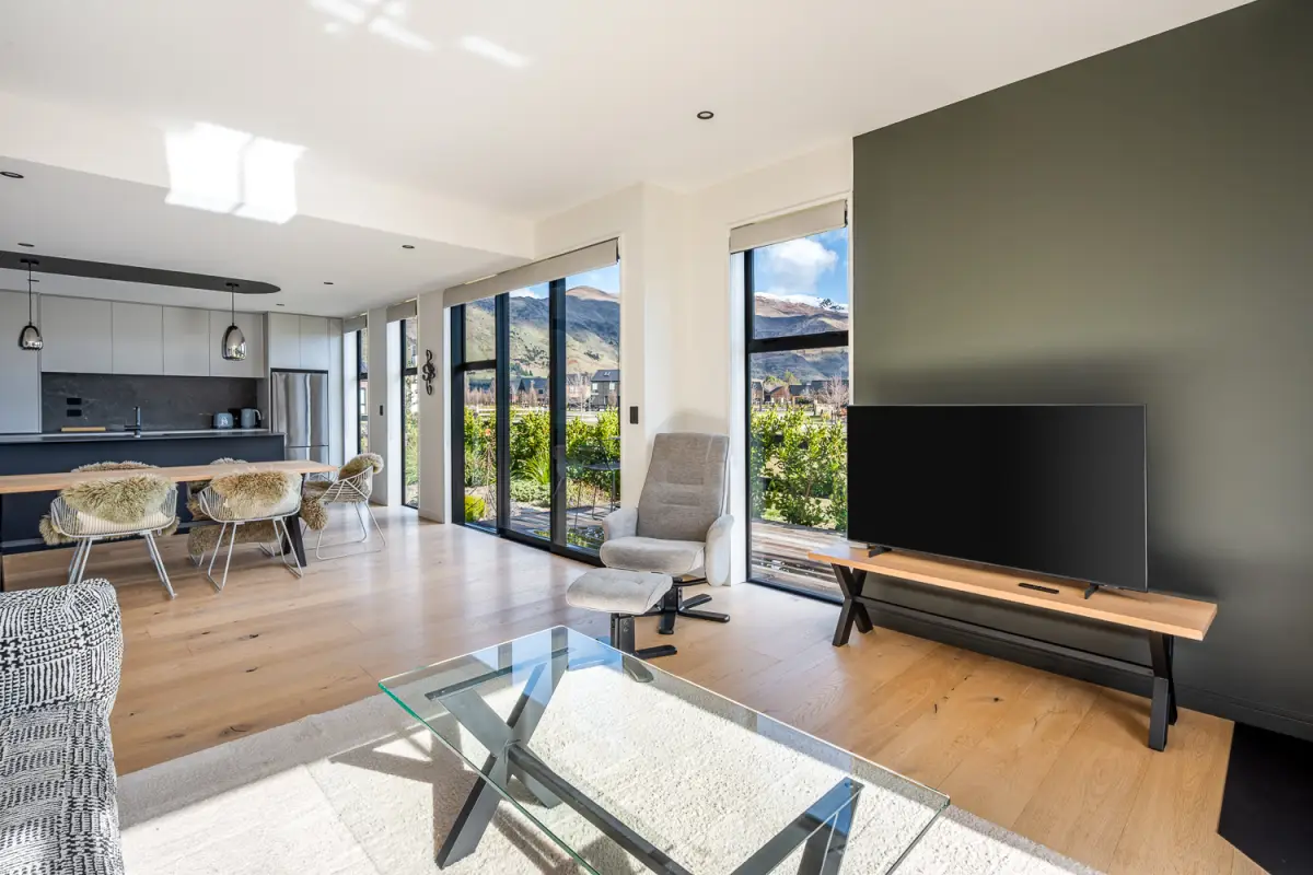 Sunlit Open-plan Living with Scenic Outlook