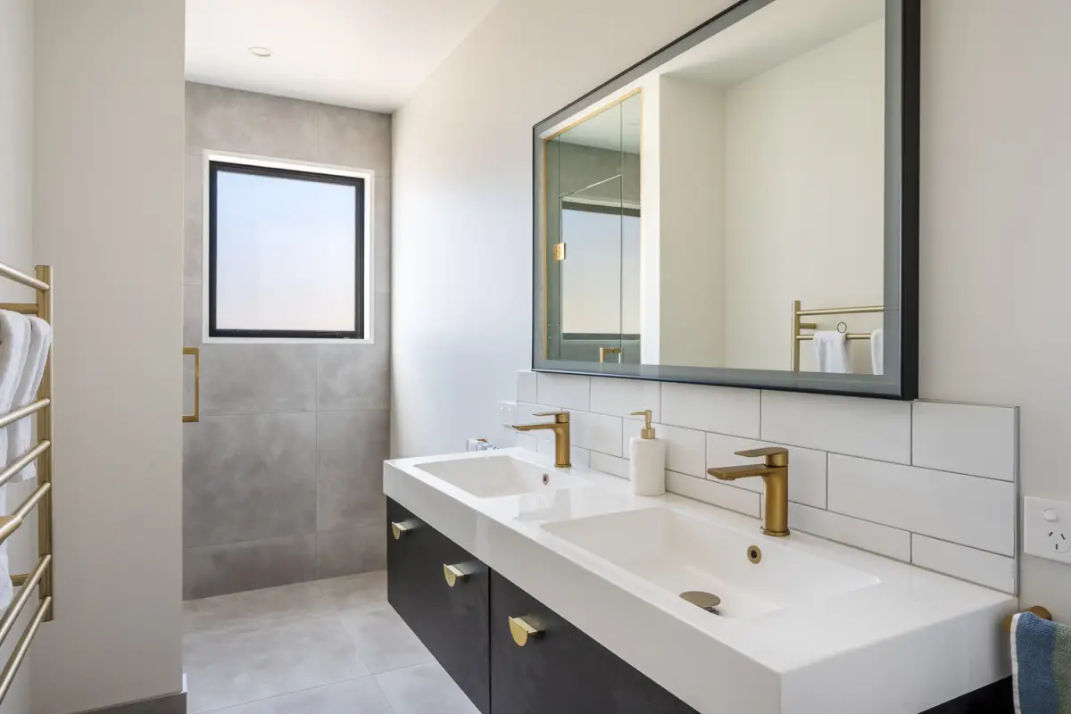 Large main bathrom